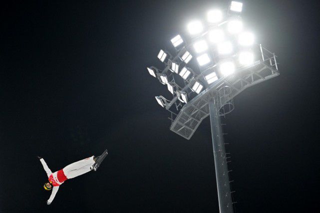 粉嫩白丝jk被啪国产在线